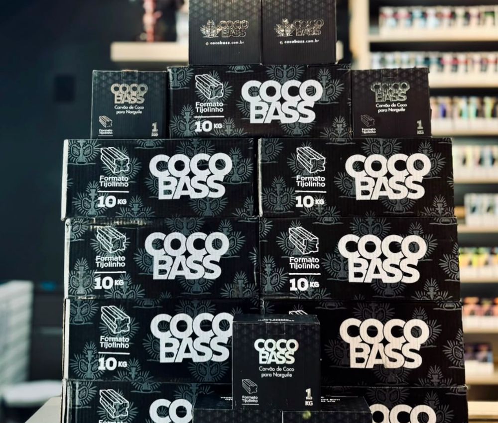 Caixas de carvão de coco Coco Bass empilhadas no estoque da loja