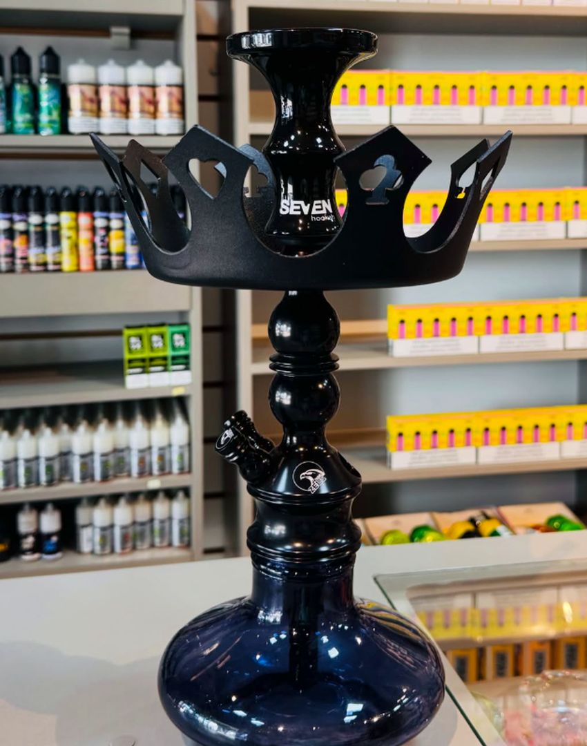 Narguilé Seven Hookah preto com coroa, montado sobre o balcão